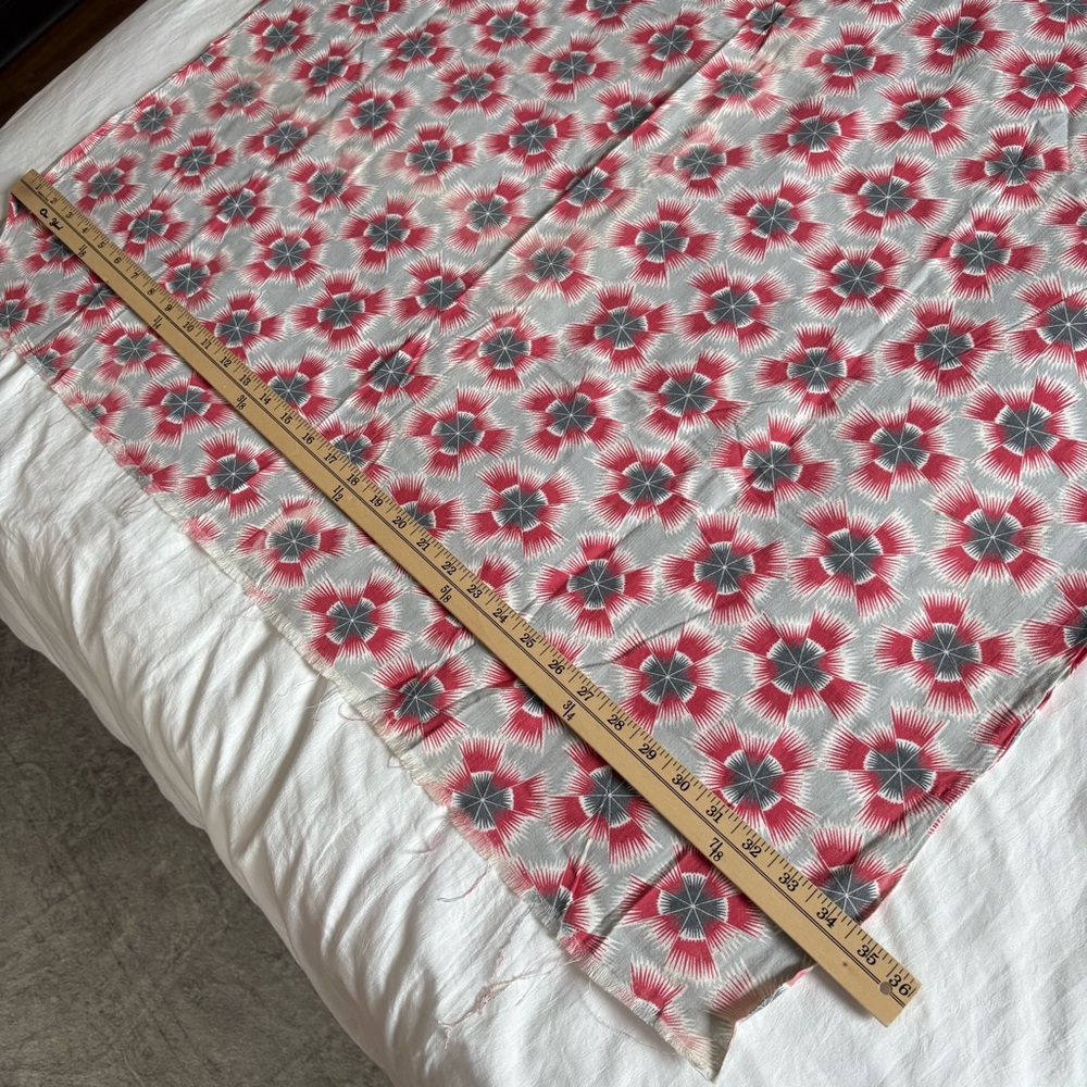 Vintage large feedsack 1940s cotton gray muted red 1+ yard quilting crafting - Picture 3 of 9